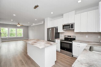 5262 Ella Blvd in Houston, TX - Building Photo - Building Photo