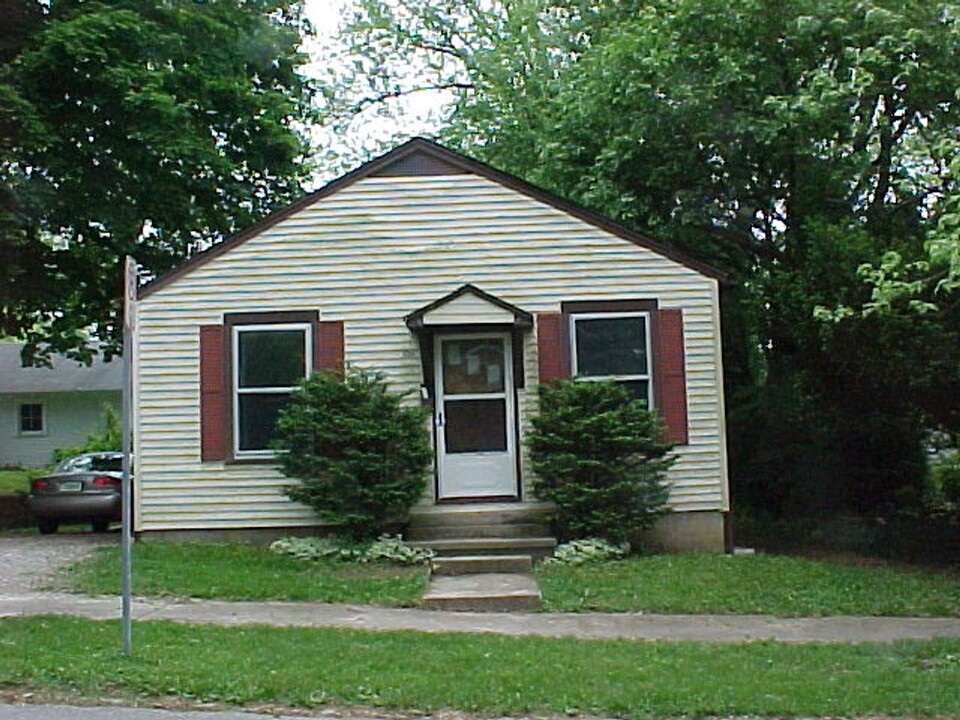 106 E 16th St in Bloomington, IN - Building Photo