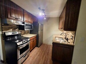 1605 Treetop Trl, Unit B in Akron, OH - Foto de edificio - Building Photo