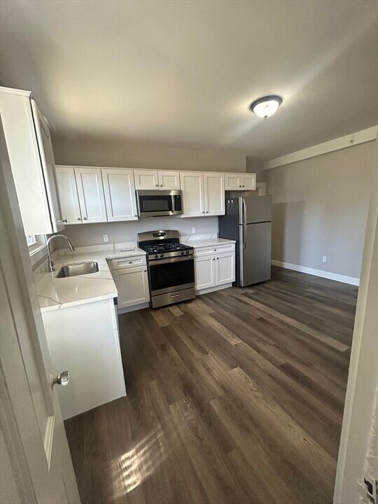 666 Metropolitan Ave in Boston, MA - Building Photo