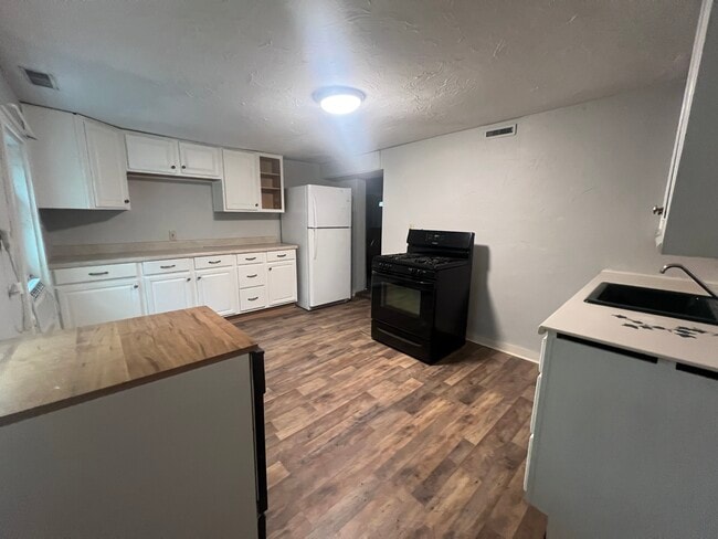 10 Cayton St