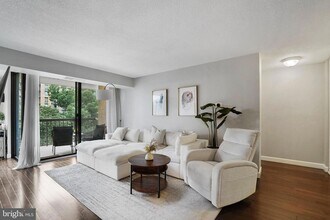 4500 S Four Mile Run Dr, Unit 407 in Arlington, VA - Foto de edificio - Building Photo