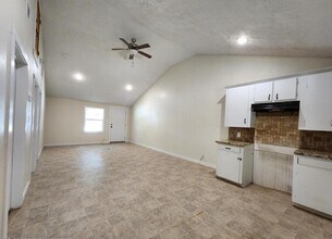 1301 W 14th St in Caldwell, TX - Foto de edificio - Building Photo