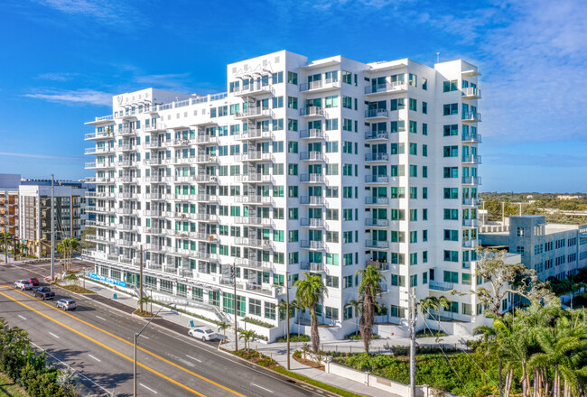 Vantage St. Pete in St. Petersburg, FL - Foto de edificio - Building Photo