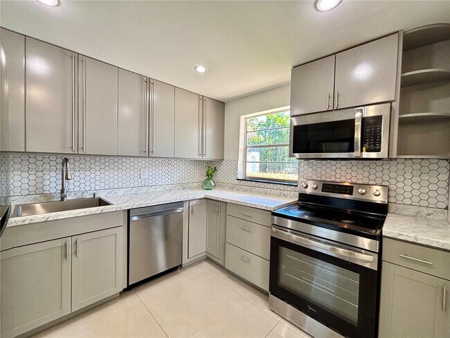 15391 S Dixie Hwy in Palmetto Bay, FL - Building Photo - Building Photo