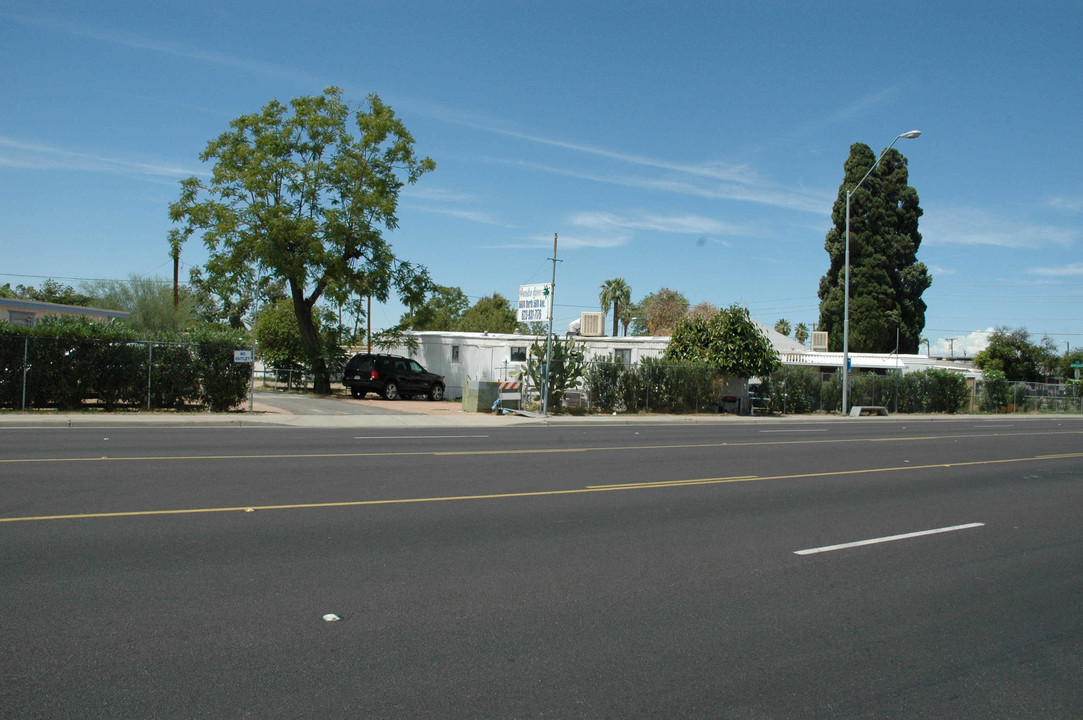 Paradise Groves Manufactured Home Community in Glendale, AZ - Building Photo