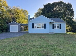 4038 Robert Rd in Emmaus, PA - Building Photo - Building Photo