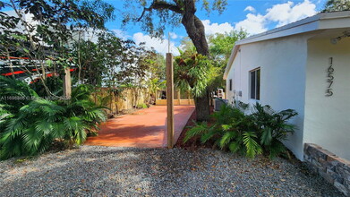 16575 Old Cutler Rd in Palmetto Bay, FL - Building Photo - Building Photo