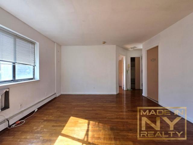 32-01 Leavitt St in Queens, NY - Building Photo - Building Photo