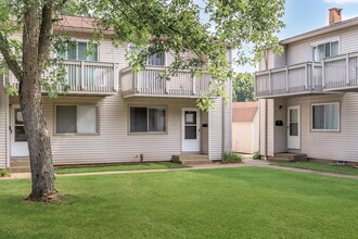 Brighton Place Apartments in Stow, OH - Foto de edificio - Building Photo