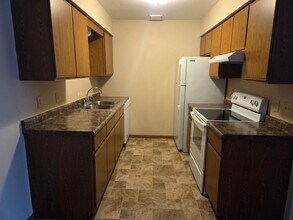 1925 Sylvan Way in West Bend, WI - Building Photo - Building Photo