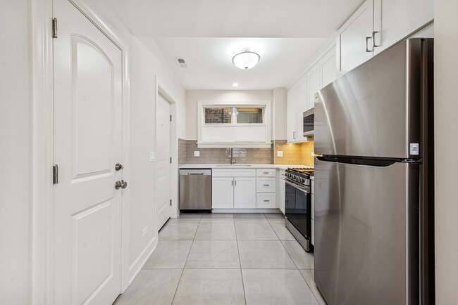 2705 W Ardmore Ave, Unit 1st Floor in Chicago, IL - Building Photo - Building Photo