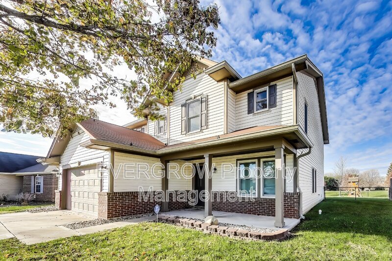 987 Nicole Way in Whiteland, IN - Foto de edificio