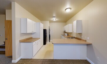 University Townhomes in Oshkosh, WI - Foto de edificio - Building Photo