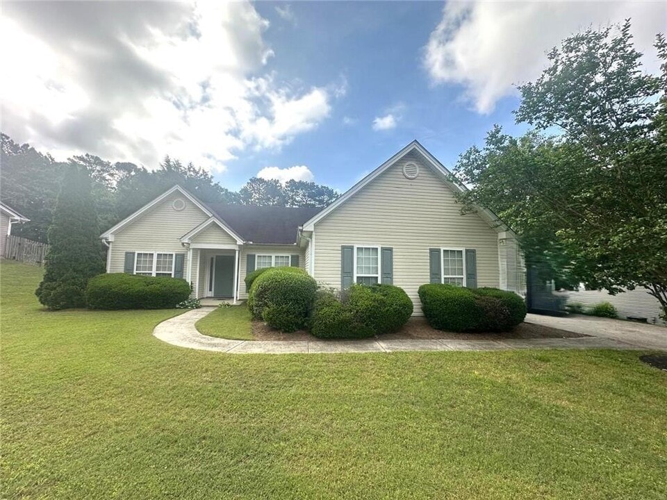 2743 Sam Calvin Dr in Dacula, GA - Building Photo