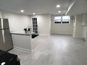 152 13th St SE, Unit #B in Washington, DC - Foto de edificio - Building Photo