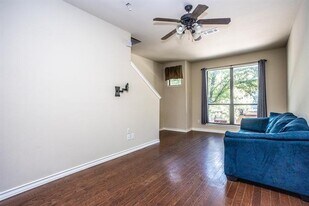 906 E Glenn Crossett St in Arlington, TX - Building Photo