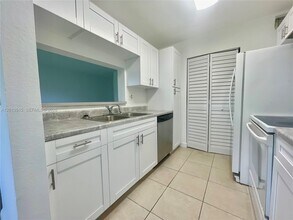 4044 NW 87th Ave in Sunrise, FL - Building Photo - Building Photo