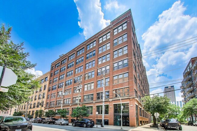 property at 913 W Van Buren St