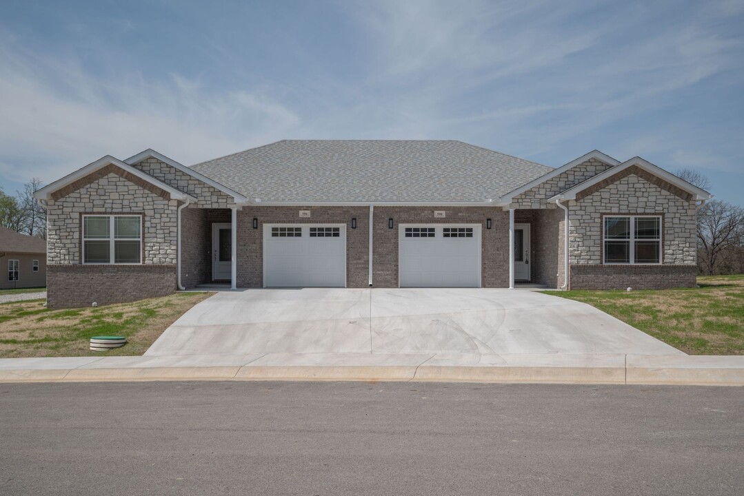 590 Pne Vw St in Neosho, MO - Building Photo