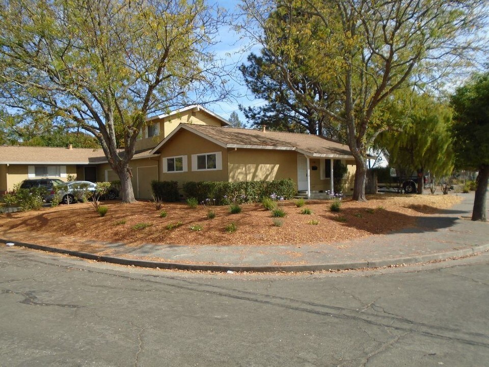 1580 Lance Dr in Santa Rosa, CA - Building Photo