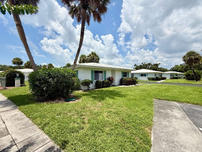 1834 Roxane Way in Sarasota, FL - Building Photo - Building Photo