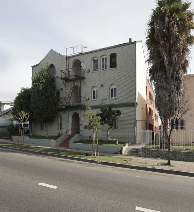 142 N Rampart Blvd in Los Angeles, CA - Building Photo