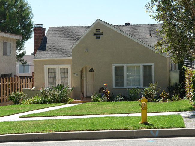 2230 Del Mar Rd in Montrose, CA - Foto de edificio - Building Photo