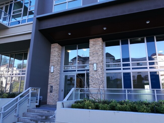 518 Whiting Way in Coquitlam, BC - Building Photo - Building Photo