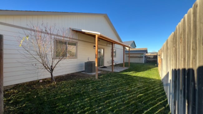 421 E St NE in Quincy, WA - Foto de edificio - Building Photo