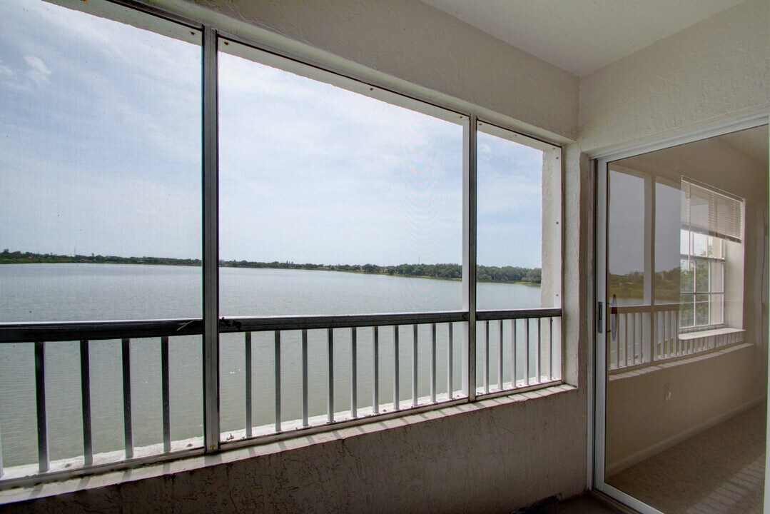 2811 N Oakland Forest Dr, Unit 305 in Oakland Park, FL - Building Photo