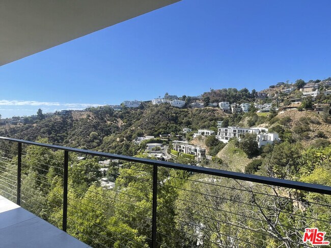 1931 Sunset Plaza Dr in Los Angeles, CA - Building Photo - Building Photo