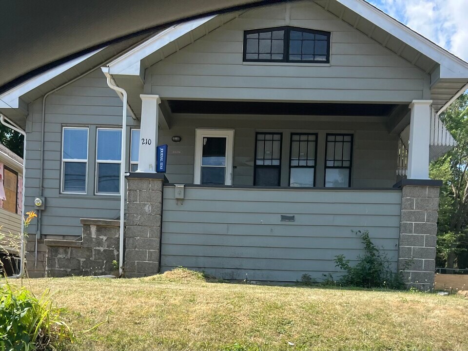 210 W Richmond Ave in Peoria, IL - Building Photo