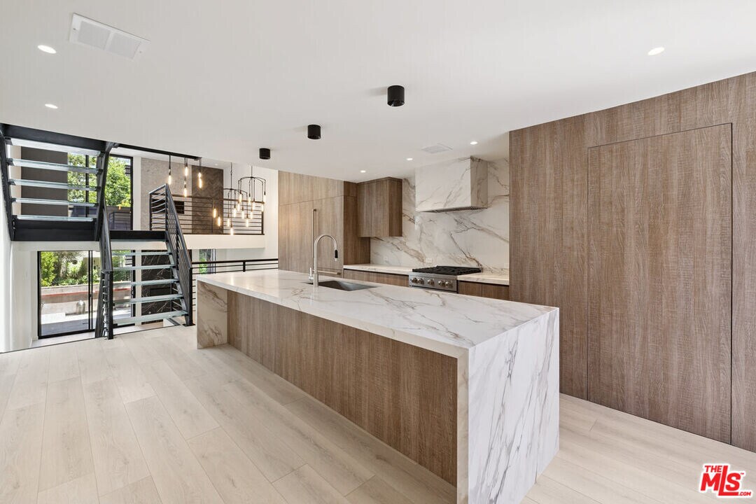 1033 Carol Dr in West Hollywood, CA - Building Photo