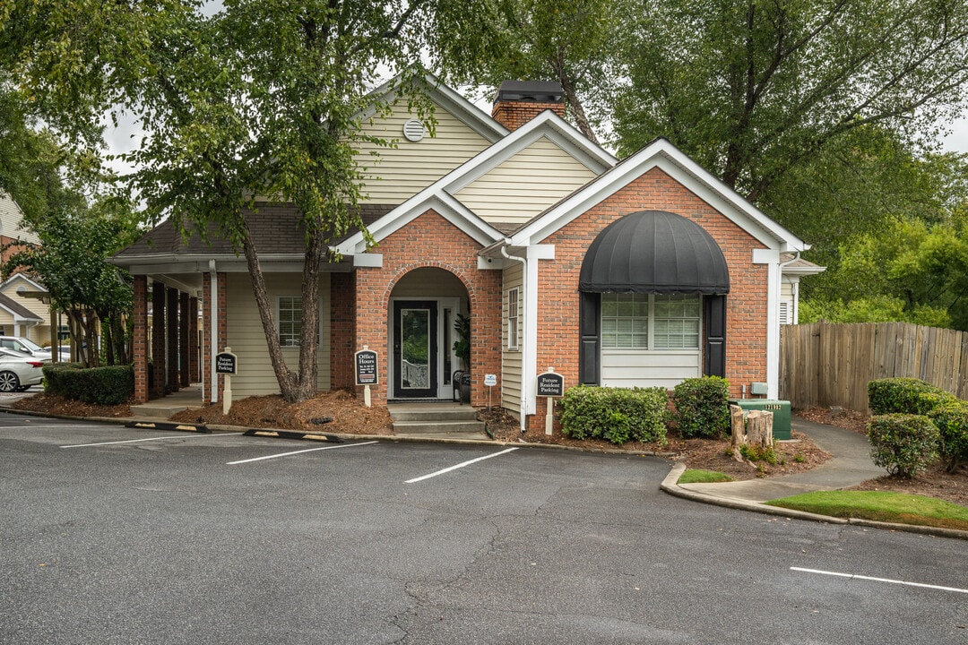Lakeshore Crossing in Atlanta, GA - Building Photo