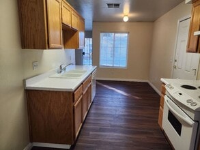 722 Spring Meadow Ct in Bakersfield, CA - Building Photo - Building Photo