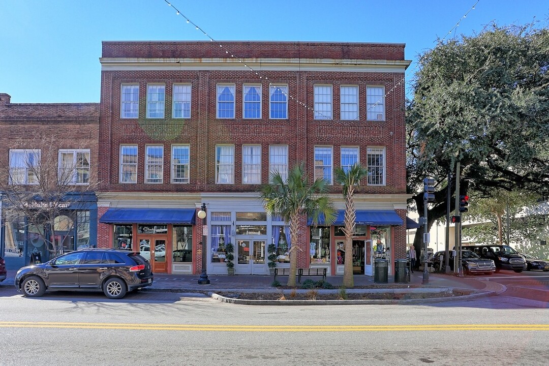 321 W Broughton St in Savannah, GA - Building Photo