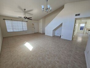 712 Carrboro Ln in Modesto, CA - Foto de edificio - Building Photo