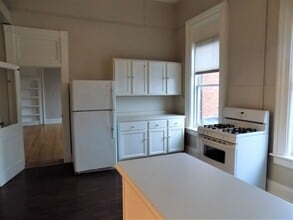 56 E Burlington Ave in Fairfield, IA - Building Photo - Building Photo