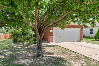 802 N Creek Blvd in Leander, TX - Building Photo - Building Photo