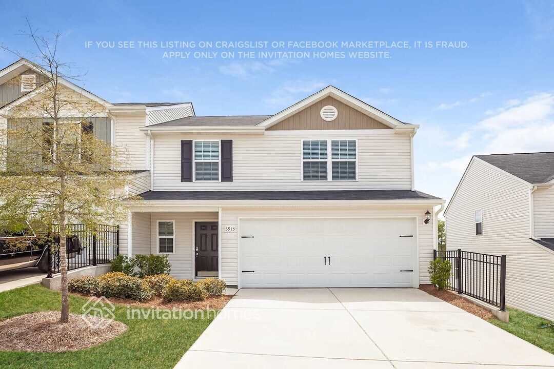 3915 Rosfield Dr in Charlotte, NC - Building Photo