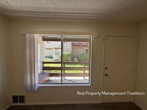 2040 W Ave J 13 in Lancaster, CA - Building Photo - Building Photo