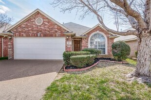 402 Horse Shoe Dr in Euless, TX - Building Photo