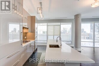 29 Queens Quay E in Toronto, ON - Building Photo - Building Photo