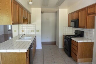 1229 S Peppertree Ct in Visalia, CA - Building Photo - Building Photo