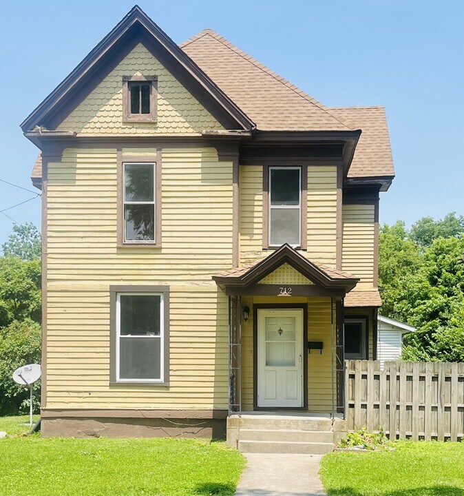 712 W Douglas Ave in Jacksonville, IL - Building Photo