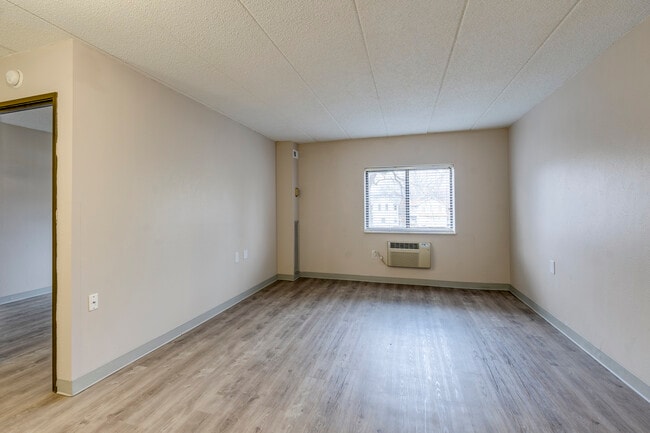 Northgate Apartments Senior Housing in Toledo, OH - Foto de edificio - Building Photo