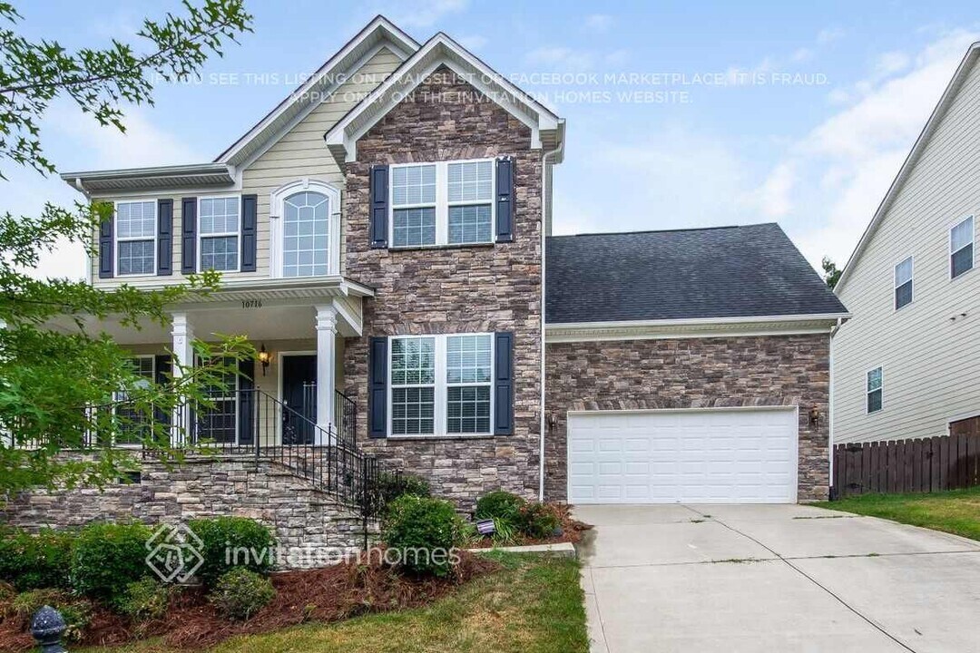 10716 Drake Hill Dr in Huntersville, NC - Building Photo