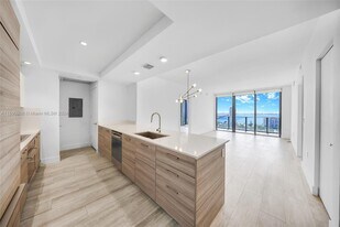 600 NE 27th St in Miami, FL - Building Photo