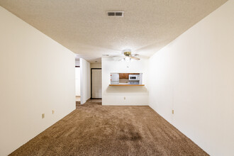 Willow Creek Apartments in Wichita, KS - Foto de edificio - Interior Photo